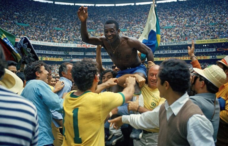 Pelé comemorando o título da Copa do Mundo de 1970
